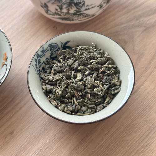 czarka z herbatą zieloną gunpowder
